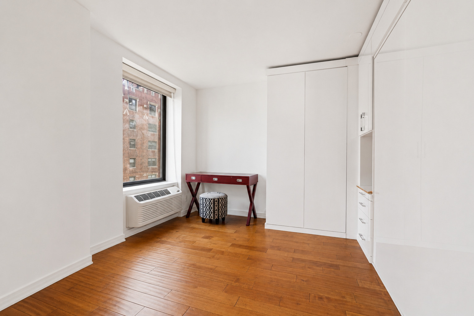40 East Delaware Place, Unit 1502 Chicago, IL 60611 - Photo 18 of 25