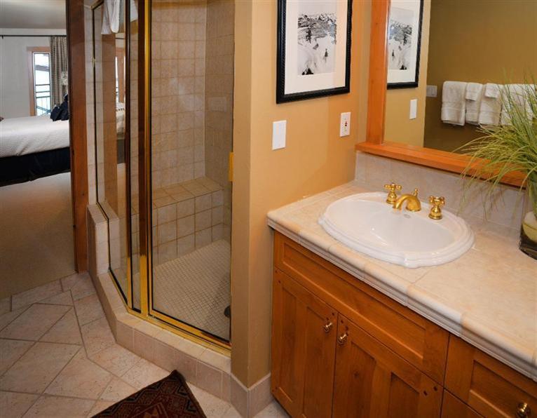 63 Avondale Lane, Unit R215 Beaver Creek, CO 81620 - Photo 12 of 26 a bathroom with a sink and a mirror
