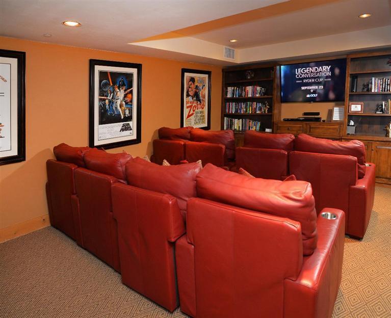 63 Avondale Lane, Unit R215 Beaver Creek, CO 81620 - Photo 23 of 26 a living room with furniture and wall painting