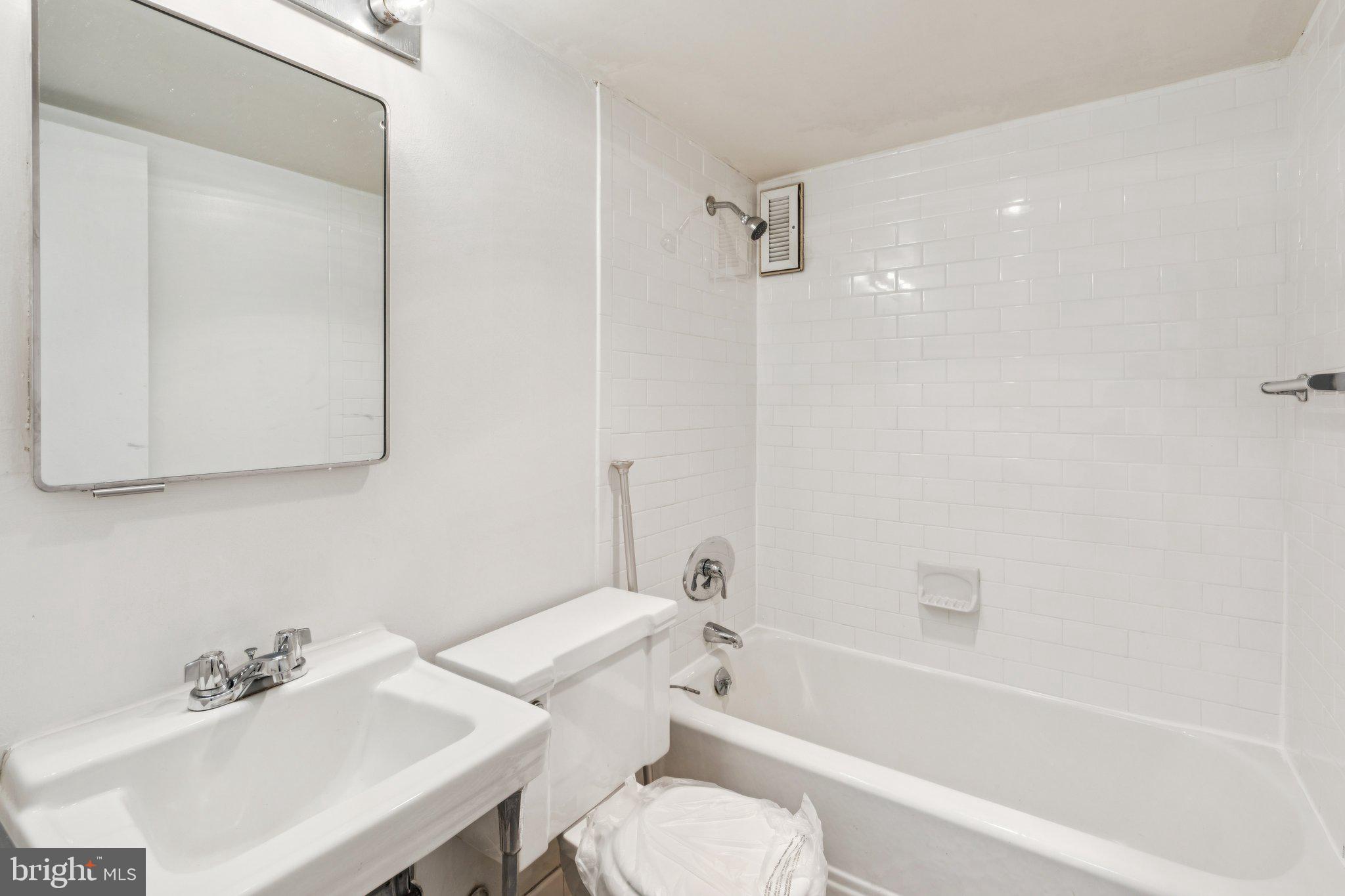 200 Locust Street, Unit 9CN Philadelphia, PA 19106 - Photo 10 of 17