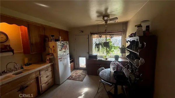 a kitchen that has a lot of appliances and cabinets