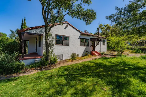 a view of a house with backyard