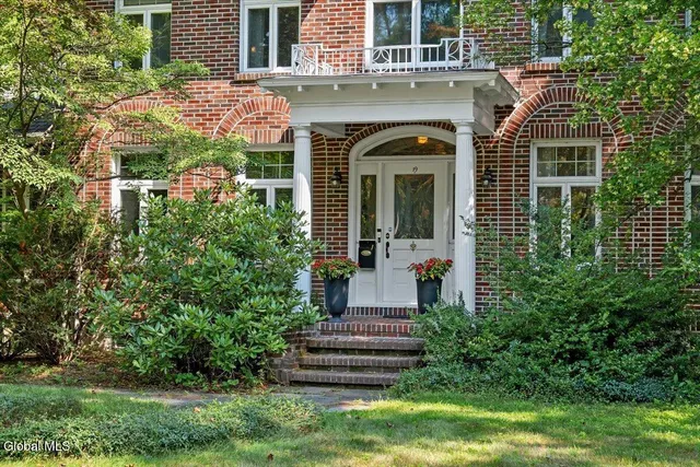 $575,000 | 19 Sunnyside Road, Scotia, NY 12302