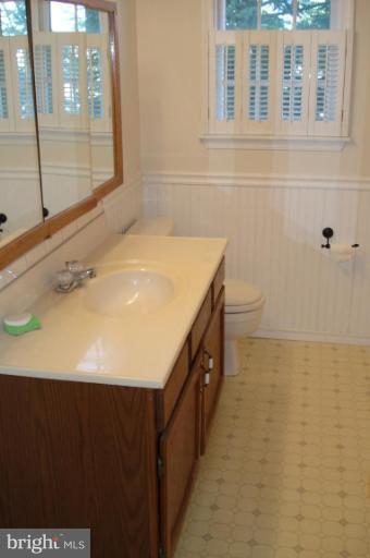 1027 Uniontown Road Westminster, MD 21158 - Photo 17 of 22 Hall Bath