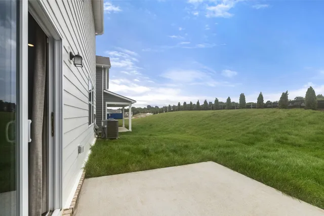 a view of a backyard