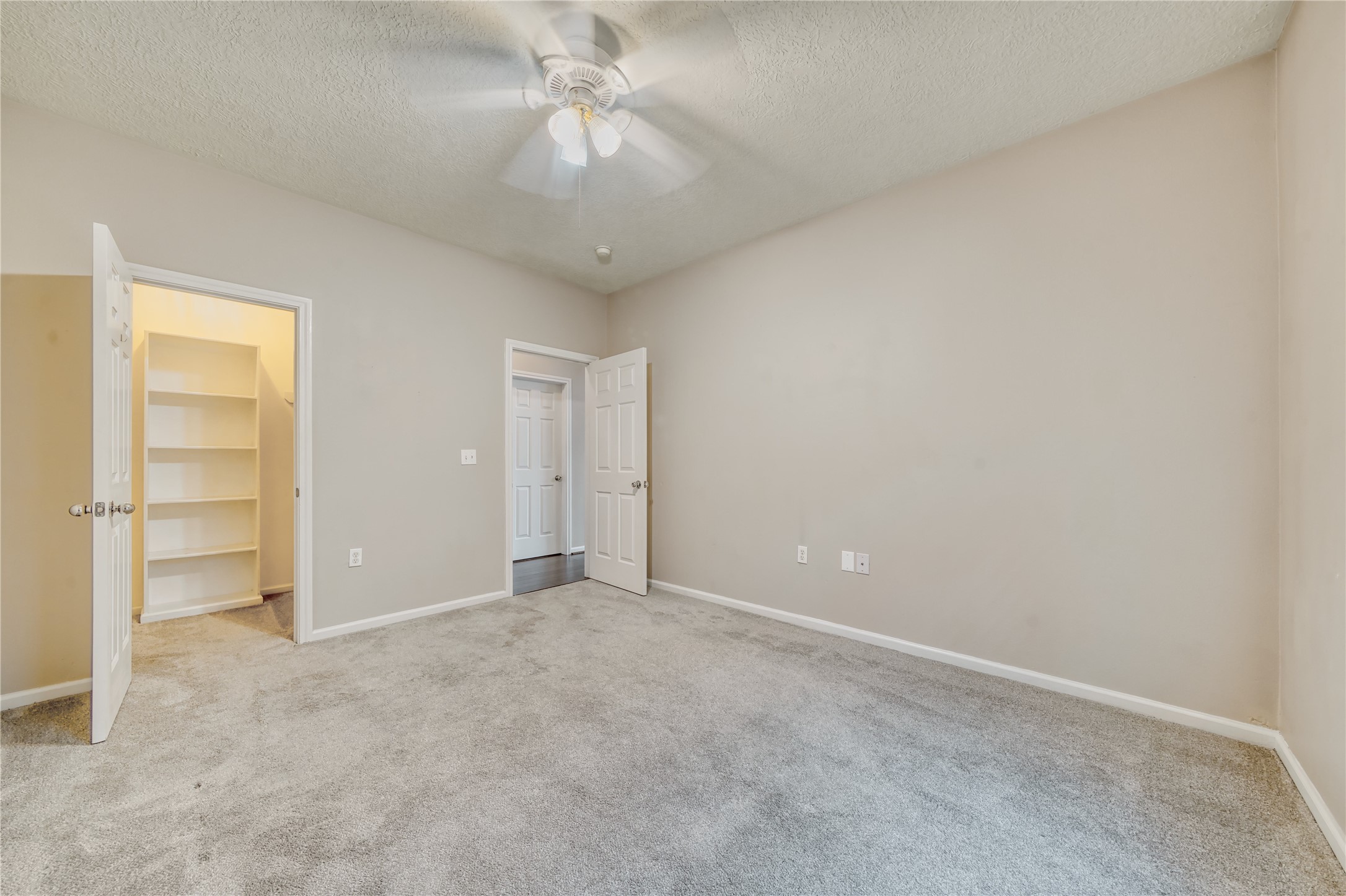 770 Hunt Road, Unit 314 Baytown, TX 77521 - Photo 21 of 26 an empty room with a ceiling fan and a window