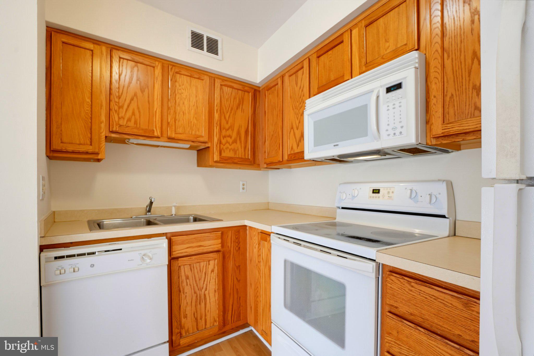 5800 Royal Ridge Drive, Unit T Springfield, VA 22152 - Photo 3 of 12 Kitchen