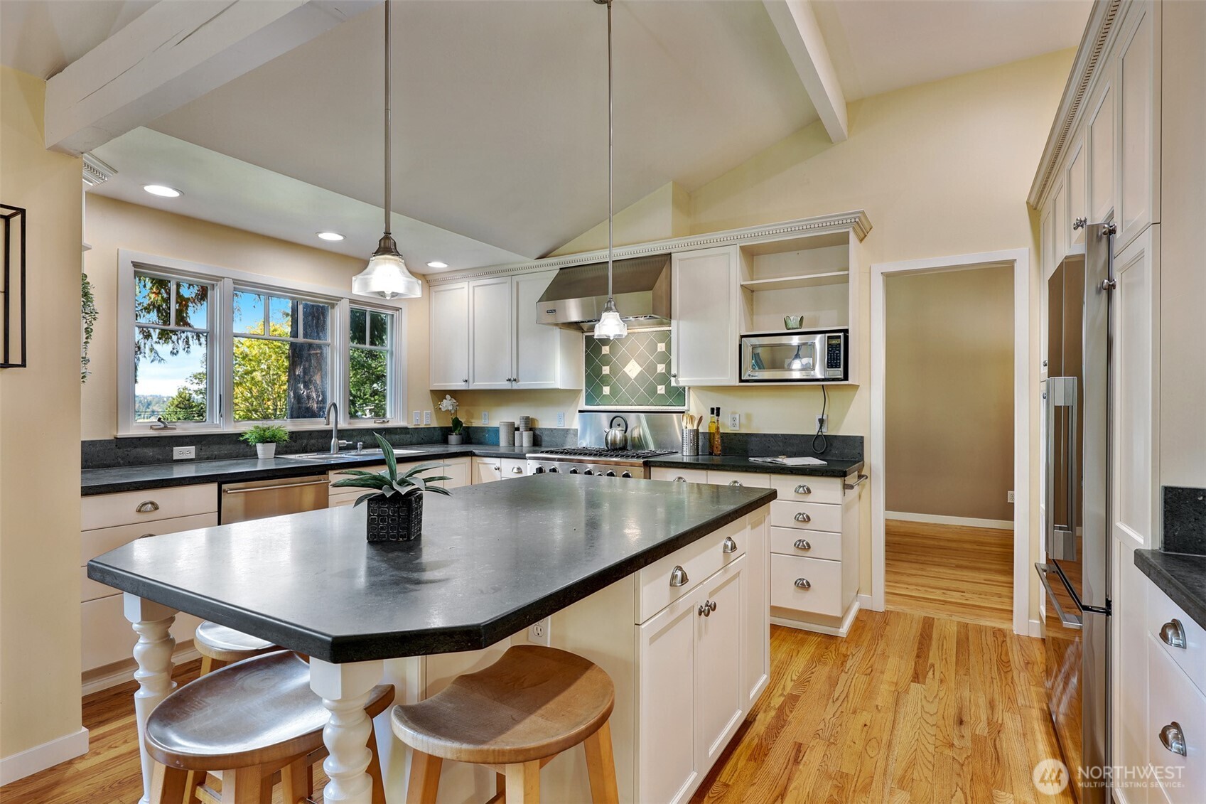 6720 West Mercer Way Mercer Island, WA 98040 - Photo 9 of 40 Gallery Image 9