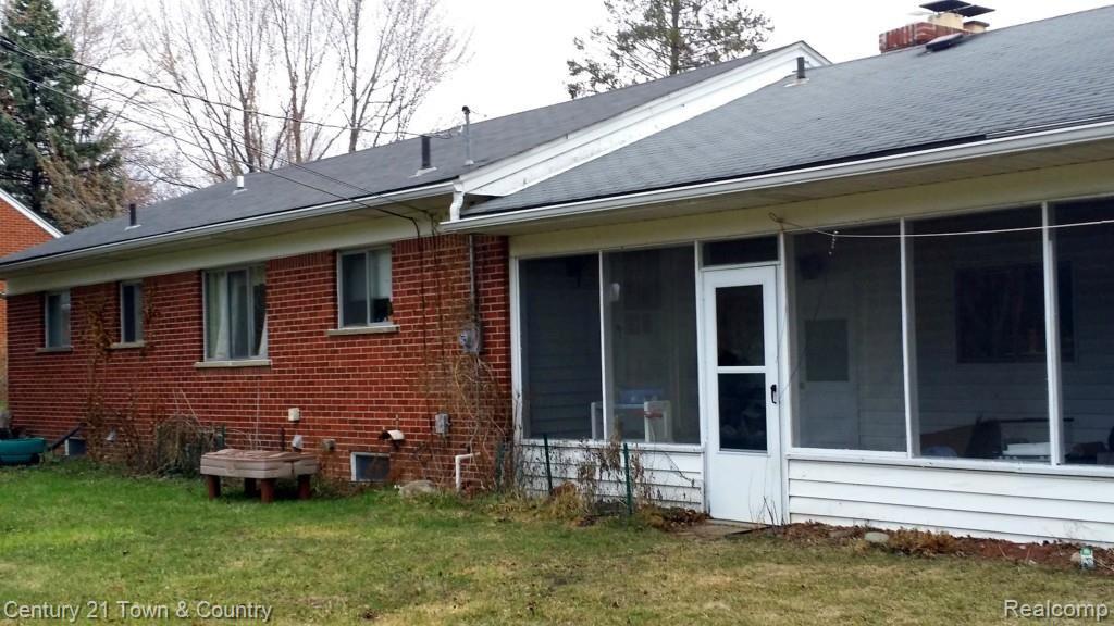 211 Arizona Avenue Rochester, MI 48309 - Photo 6 of 41 Screened in Porch.jpg