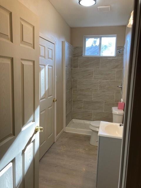 608 Turner Street Waco, TX 76704 - Photo 13 of 14 a bathroom with a bathtub