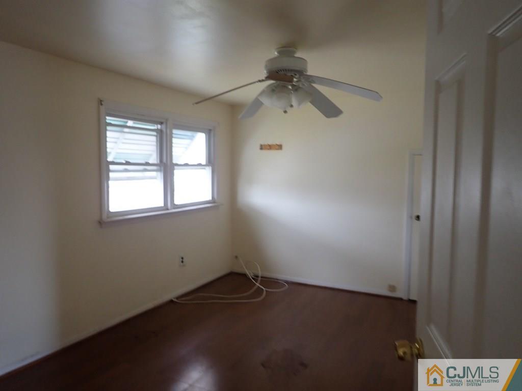 25 Hull Drive Edison, NJ 08817 - Photo 8 of 11 an empty room with a window