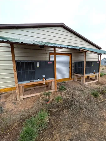 an outdoor view of house