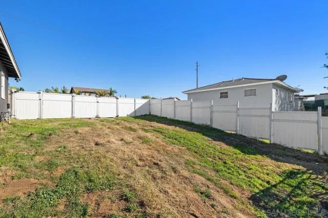 a view of a backyard
