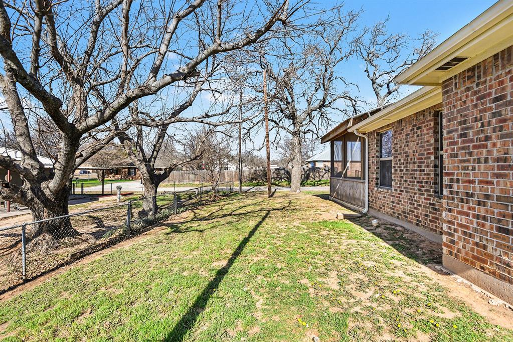 621 North Ave B Springtown, TX 76082 - Photo 17 of 18