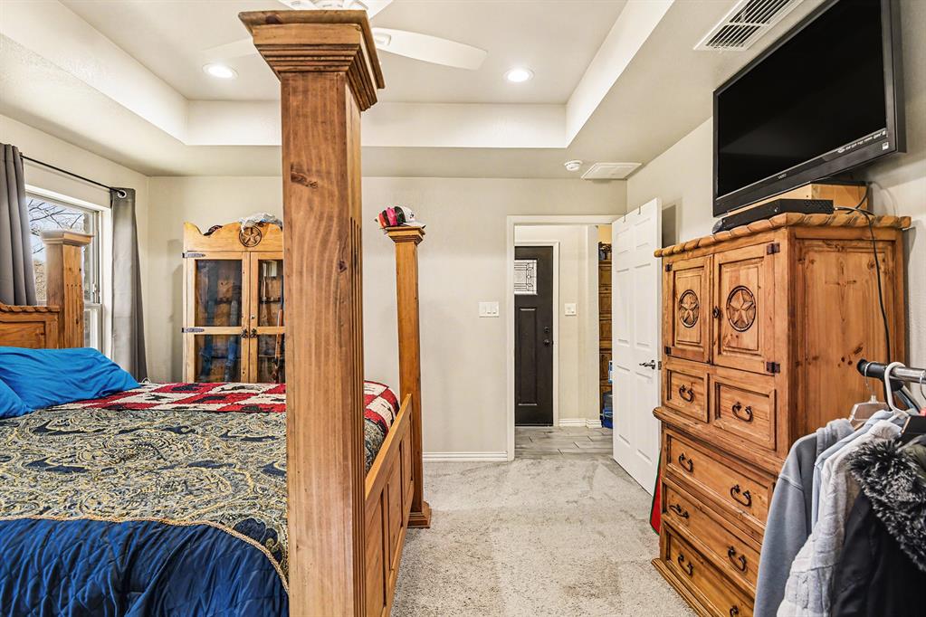 621 North Ave B Springtown, TX 76082 - Photo 20 of 28 a view of walk in closet