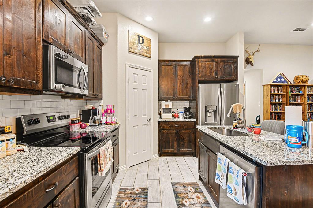 621 North Ave B Springtown, TX 76082 - Photo 8 of 18