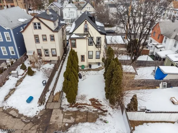 a view of a house with backyard