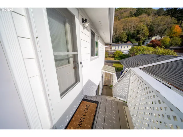 a view of an entryway with furniture