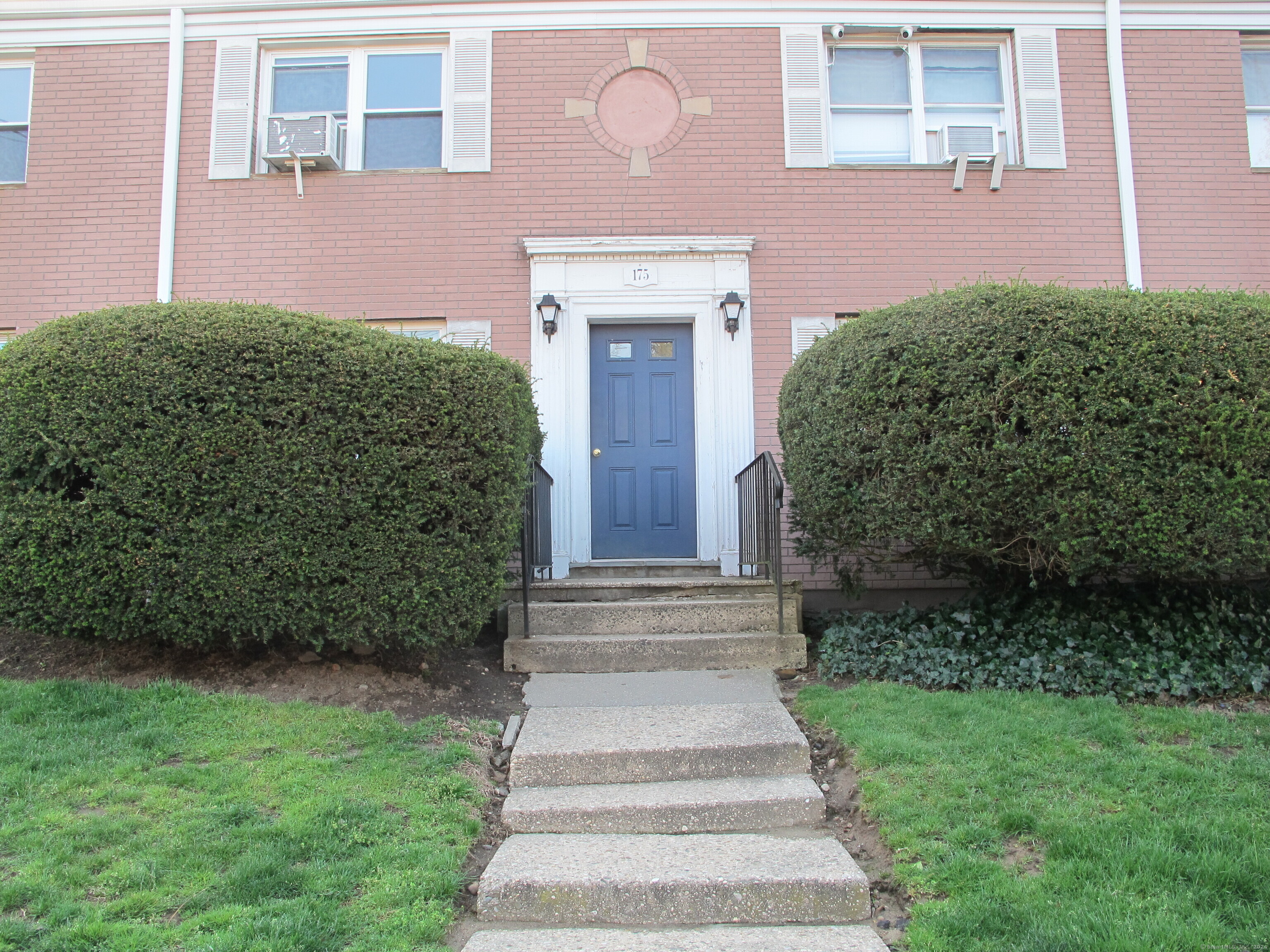 175 Seaton Road, Unit 3 Stamford, CT 06902 - Photo 12 of 14 a front view of a house with garden