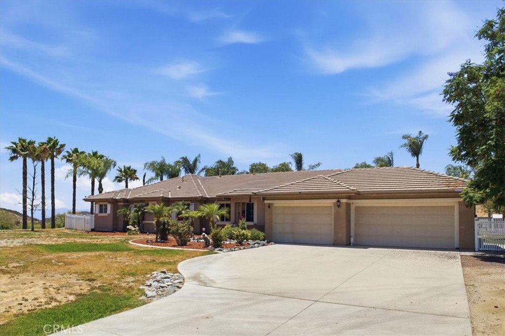 23841 Piedras Road Perris, CA 92570 - Photo 6 of 130 Front garage