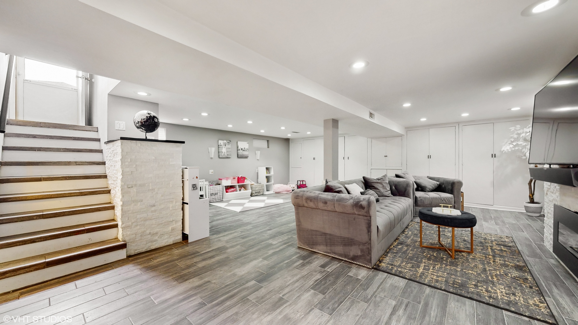 453 High Ridge Road Hillside, IL 60162 - Photo 11 of 20 a living room with furniture and wooden floor