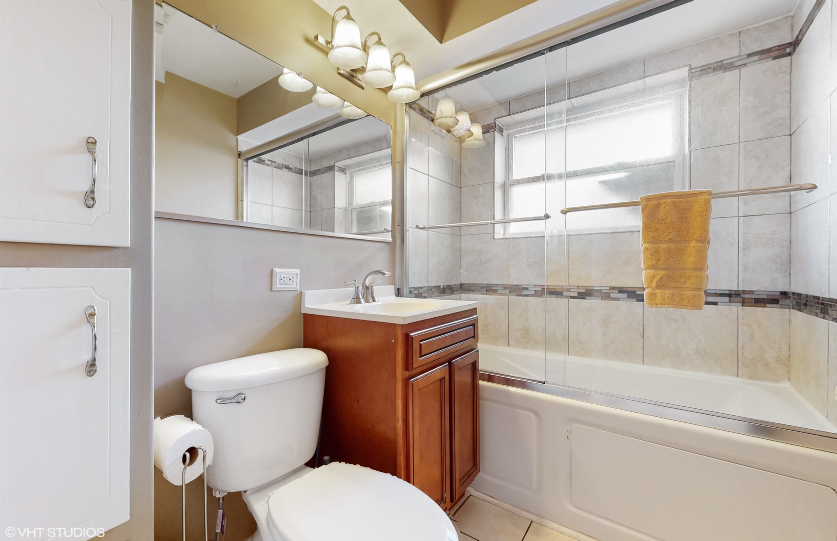 453 High Ridge Road Hillside, IL 60162 - Photo 8 of 20 a bathroom with a sink mirror vanity and toilet