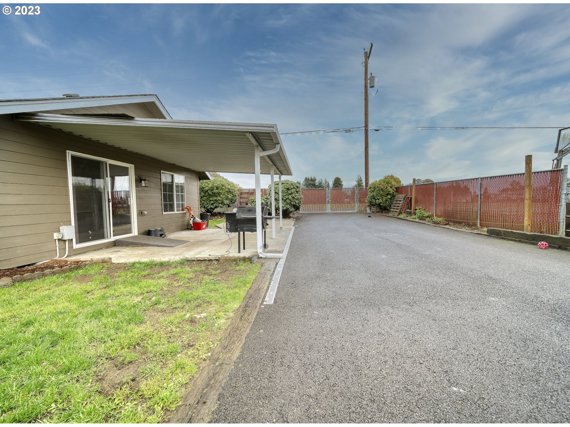 33912 Southeast Everett Way Scappoose, OR 97056 - Photo 25 of 32 a view of a patio with a table and chairs