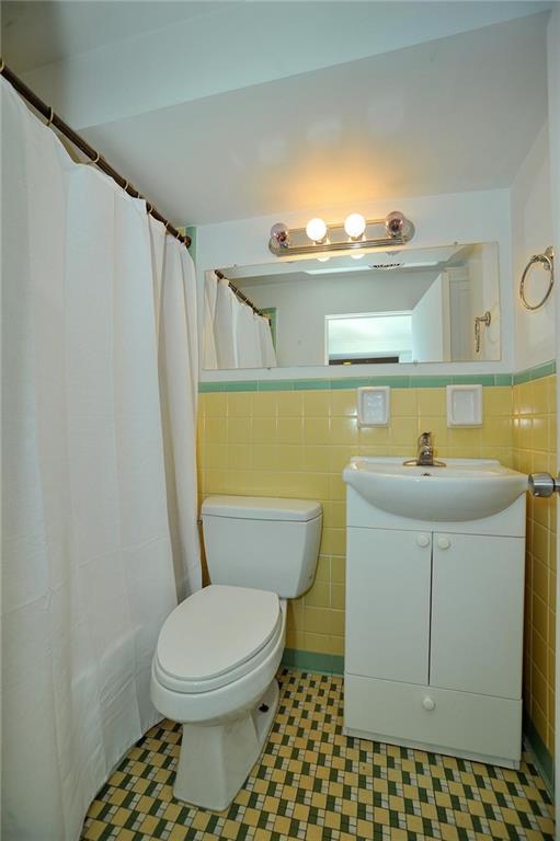 90 East Woodland Road Pittsburgh, PA 15232 - Photo 26 of 27 a bathroom with a sink a toilet and a mirror