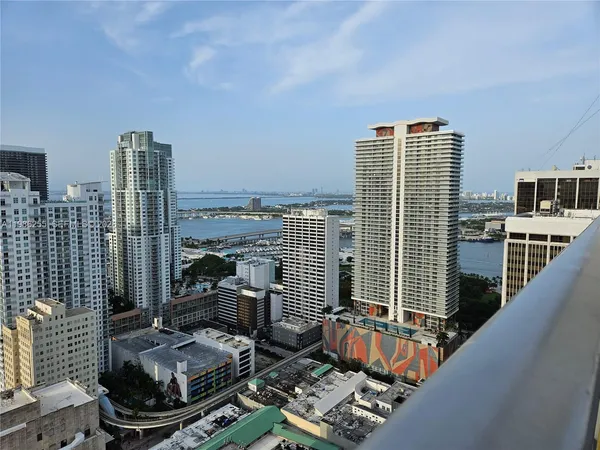 $3,650 | 151 Southeast 1st Street, Unit 801, Miami, FL 33131
