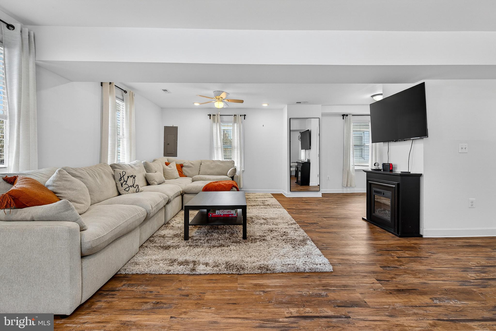 2524 Sycamore Avenue Sparrows Point, MD 21219 - Photo 6 of 45 Living Room