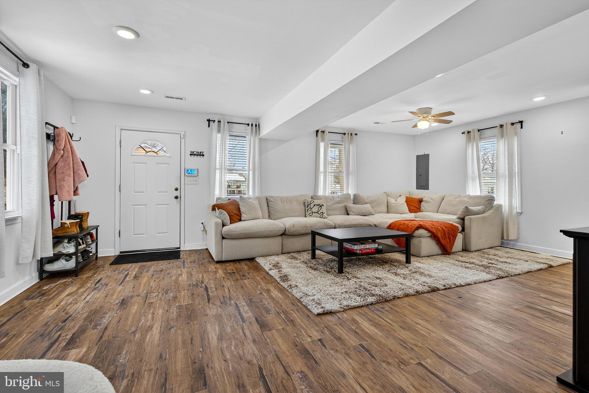 2524 Sycamore Avenue Sparrows Point, MD 21219 - Photo 10 of 45 Living Room