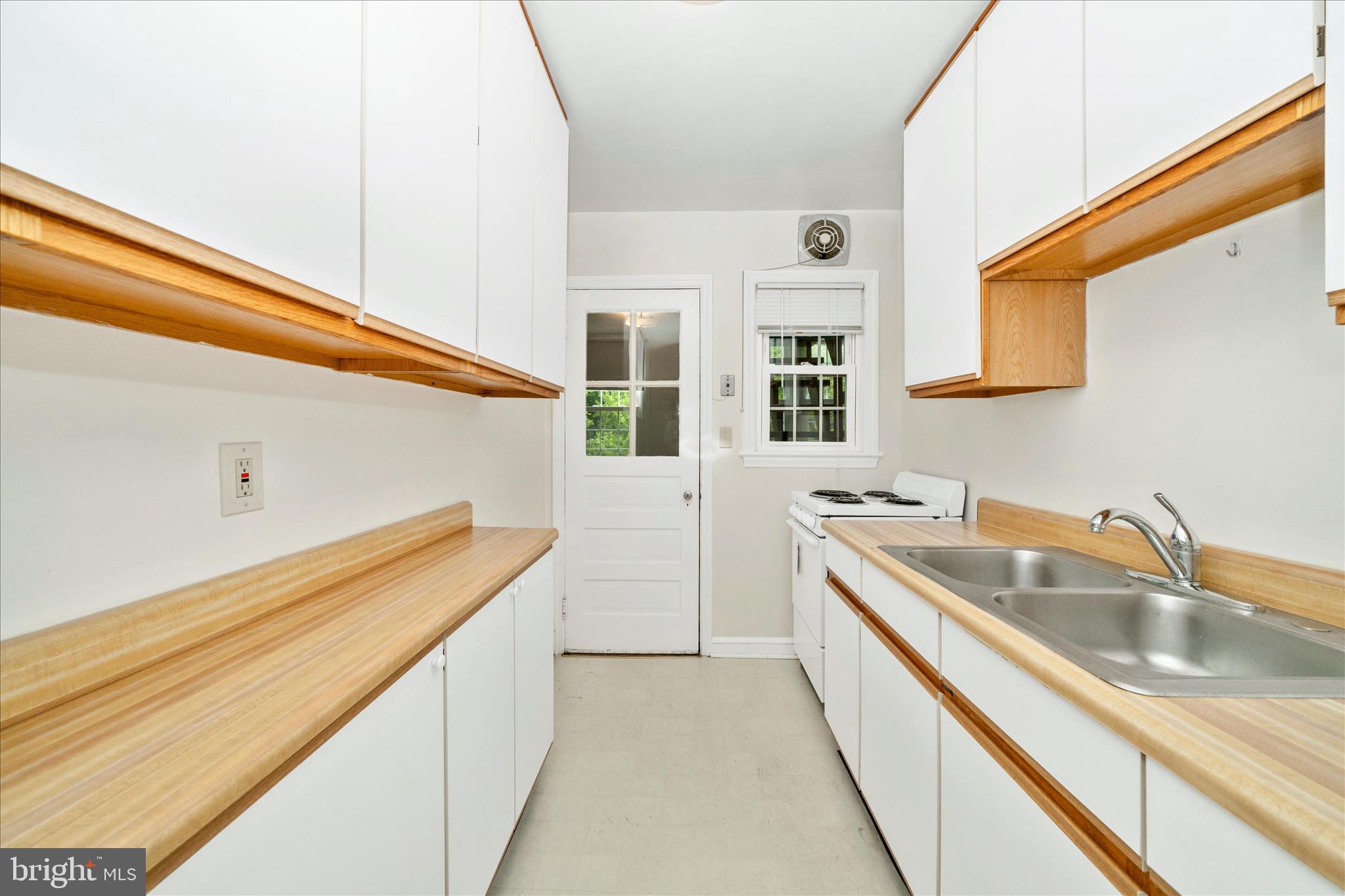 25930 Ridge Road Damascus, MD 20872 - Photo 13 of 62 Unit 1 Kitchen