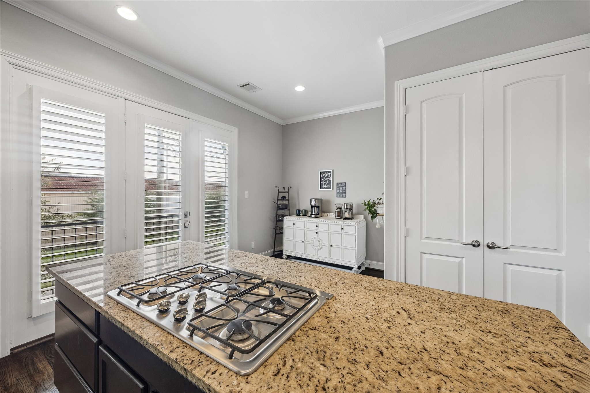 1915 Spring Street Houston, TX 77007 - Photo 8 of 40 A view of the five burner gas cooktop and the breakfast niche