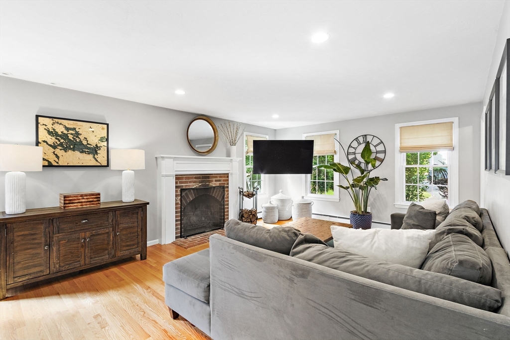 1 Castle Road Medway, MA 02053 - Photo 5 of 37