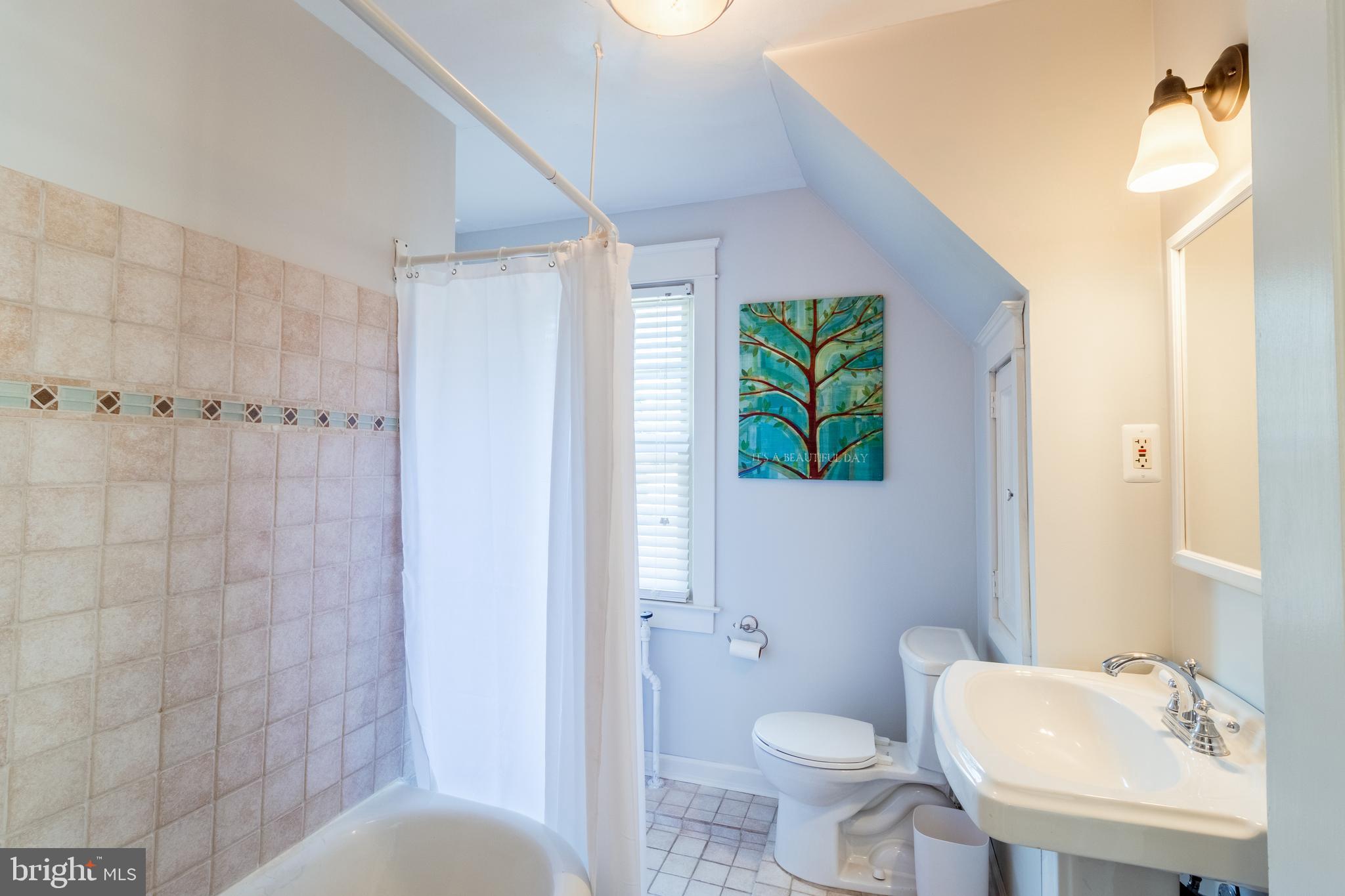 143 Powell Road Springfield, PA 19064 - Photo 17 of 28 Upstairs Full Bathroom