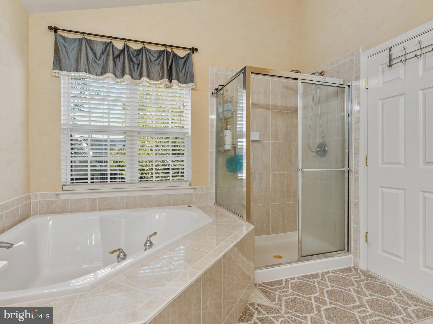 14301 Autumn Crest Road Boyds, MD 20841 - Photo 22 of 40 a bathroom with a bathtub and a shower