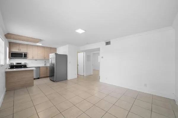 $1,800 | 110 Southeast 2nd Street, Unit 103, Hallandale Beach, FL 33009