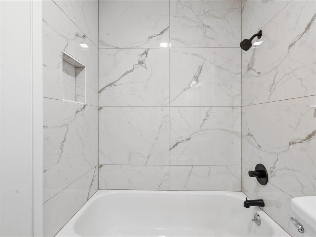 1117 South Rusk Street, Unit 1117 Weatherford, TX 76086 - Photo 5 of 16 Full bathroom featuring tub / shower combination