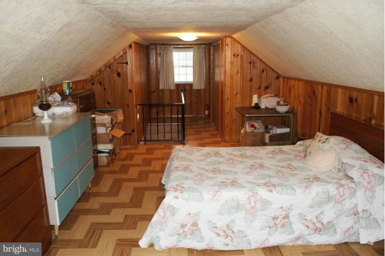 22 Mansion Road Linthicum Heights, MD 21090 - Photo 5 of 20 a bed room with a bed