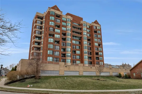 $295,000 | 75 Ojibwa Circle, Unit 505, Buffalo, NY 14202