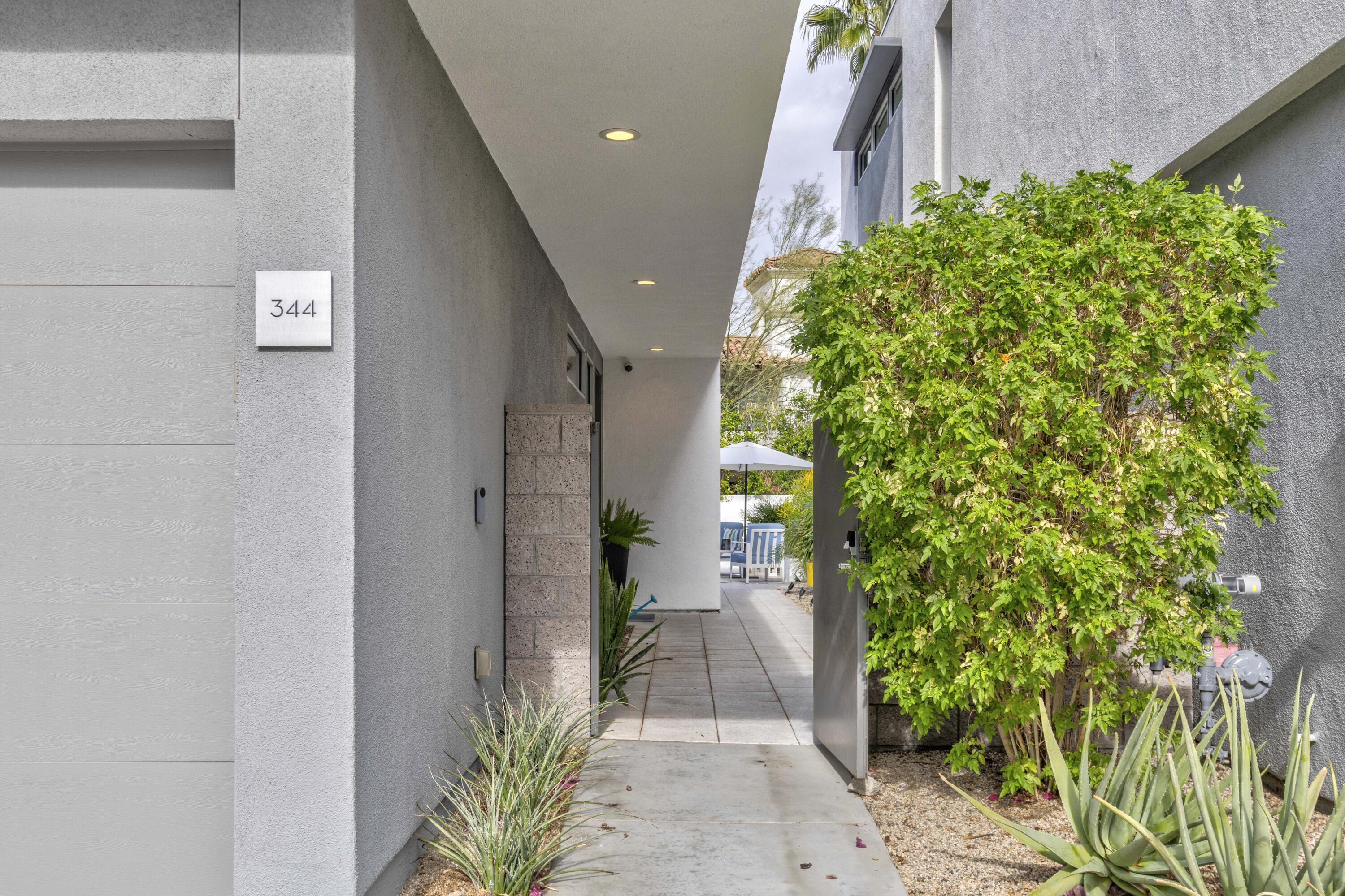 344 Goleta Way Palm Springs, CA 92264 - Photo 3 of 30 Entrance