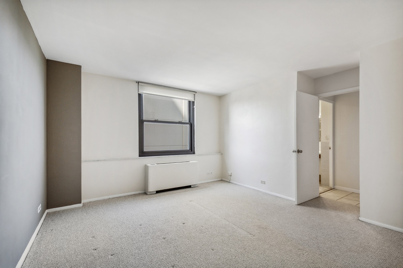 5701 North Sheridan Road, Unit 5K Chicago, IL 60660 - Photo 16 of 24 a view of an empty room with a window