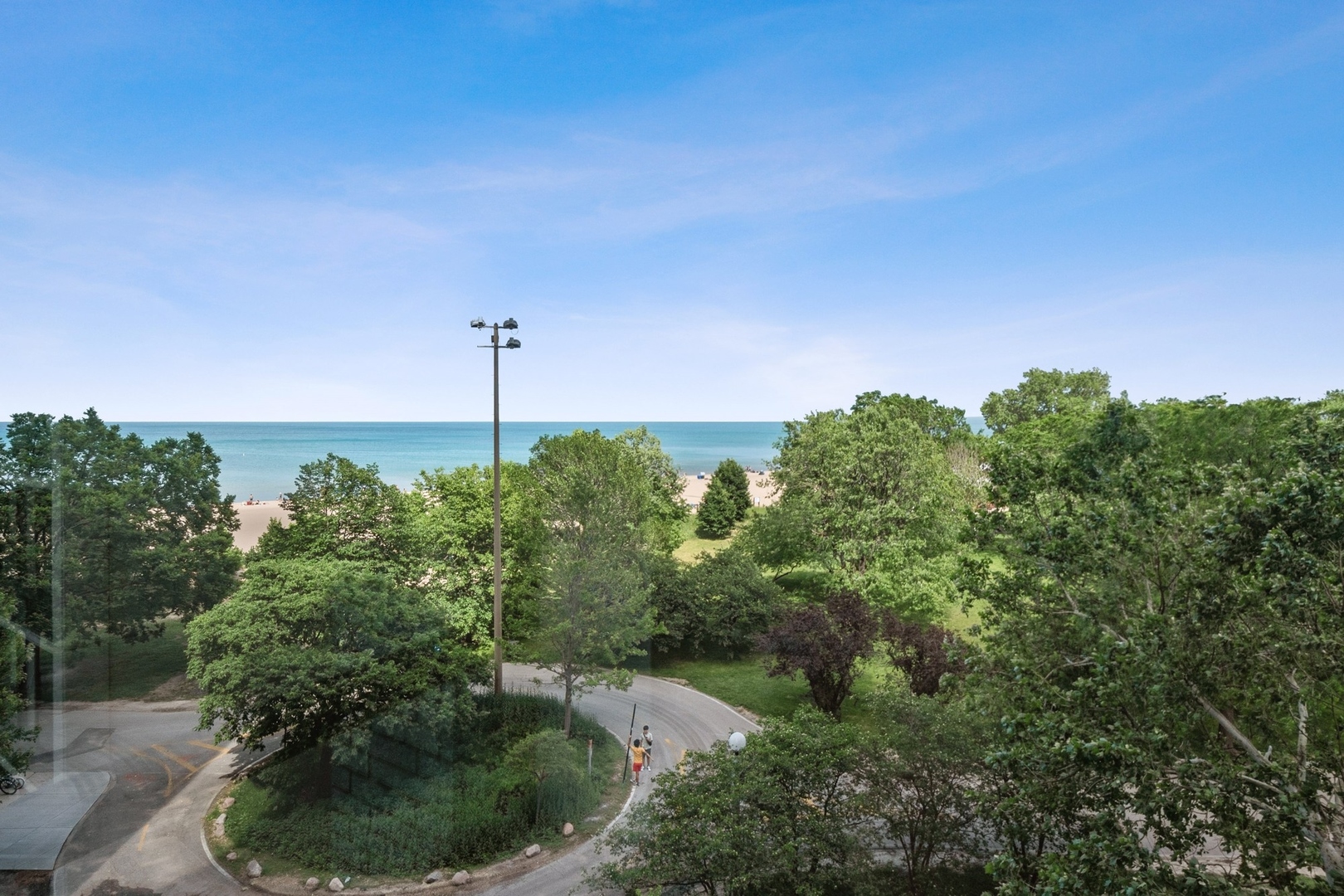 5701 North Sheridan Road, Unit 5K Chicago, IL 60660 - Photo 20 of 24 a backyard of a house with lots of green space