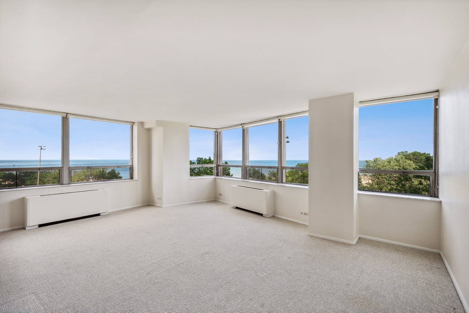5701 North Sheridan Road, Unit 5K Chicago, IL 60660 - Photo 3 of 24 a view of a living room hardwood floor and a kitchen