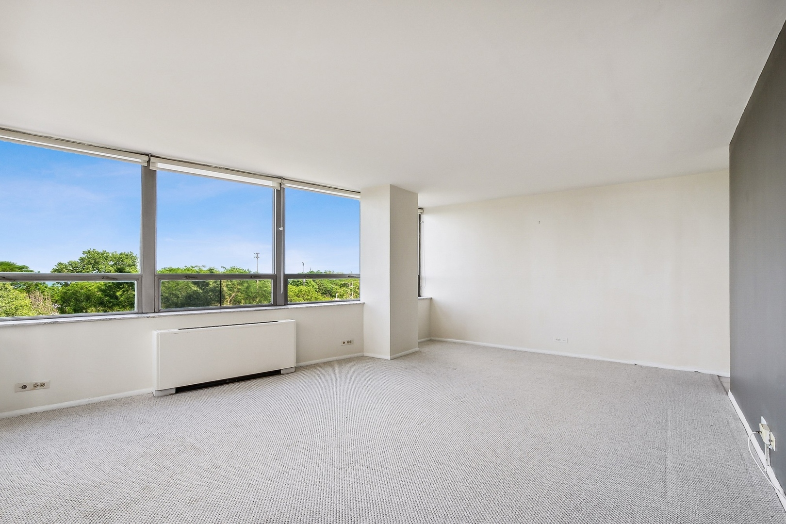 5701 North Sheridan Road, Unit 5K Chicago, IL 60660 - Photo 5 of 24 an empty room with large window
