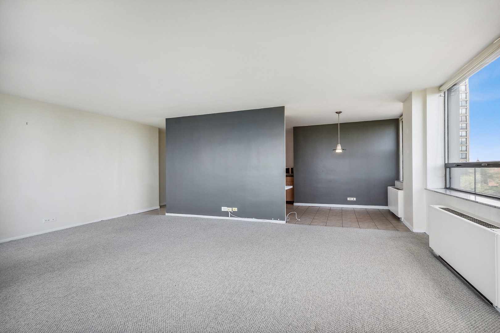 5701 North Sheridan Road, Unit 5K Chicago, IL 60660 - Photo 8 of 24 a view of an empty room with a window