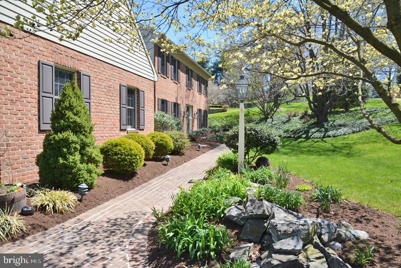 13 Deerfield Road Lancaster, PA 17603 - Photo 5 of 51 Gallery Image 5