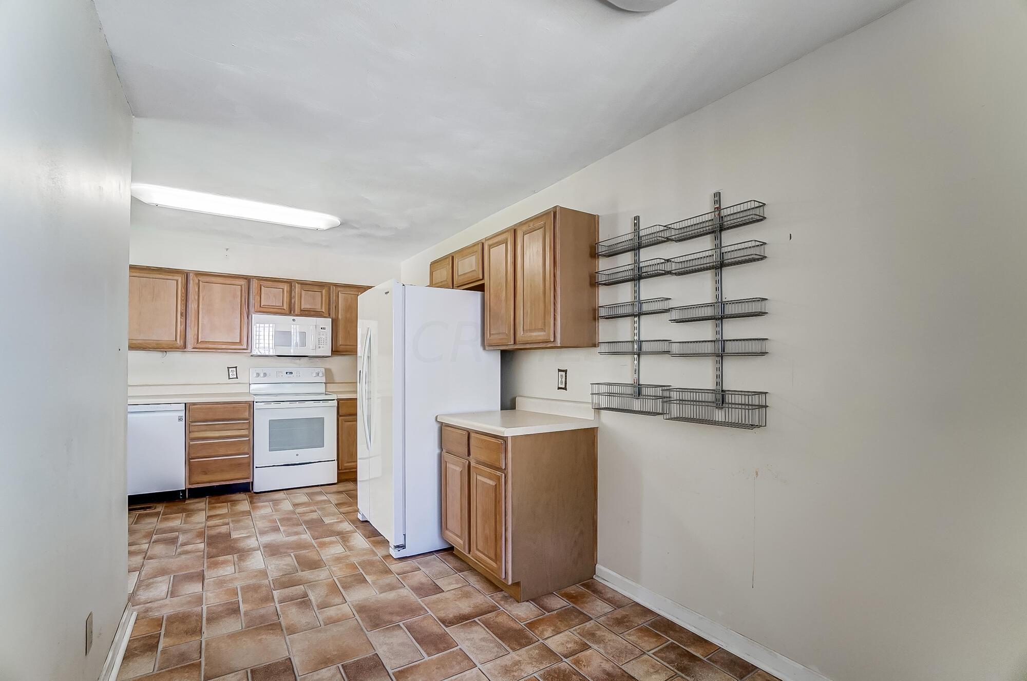 2094 Ward Road Columbus, OH 43224 - Photo 7 of 35 008