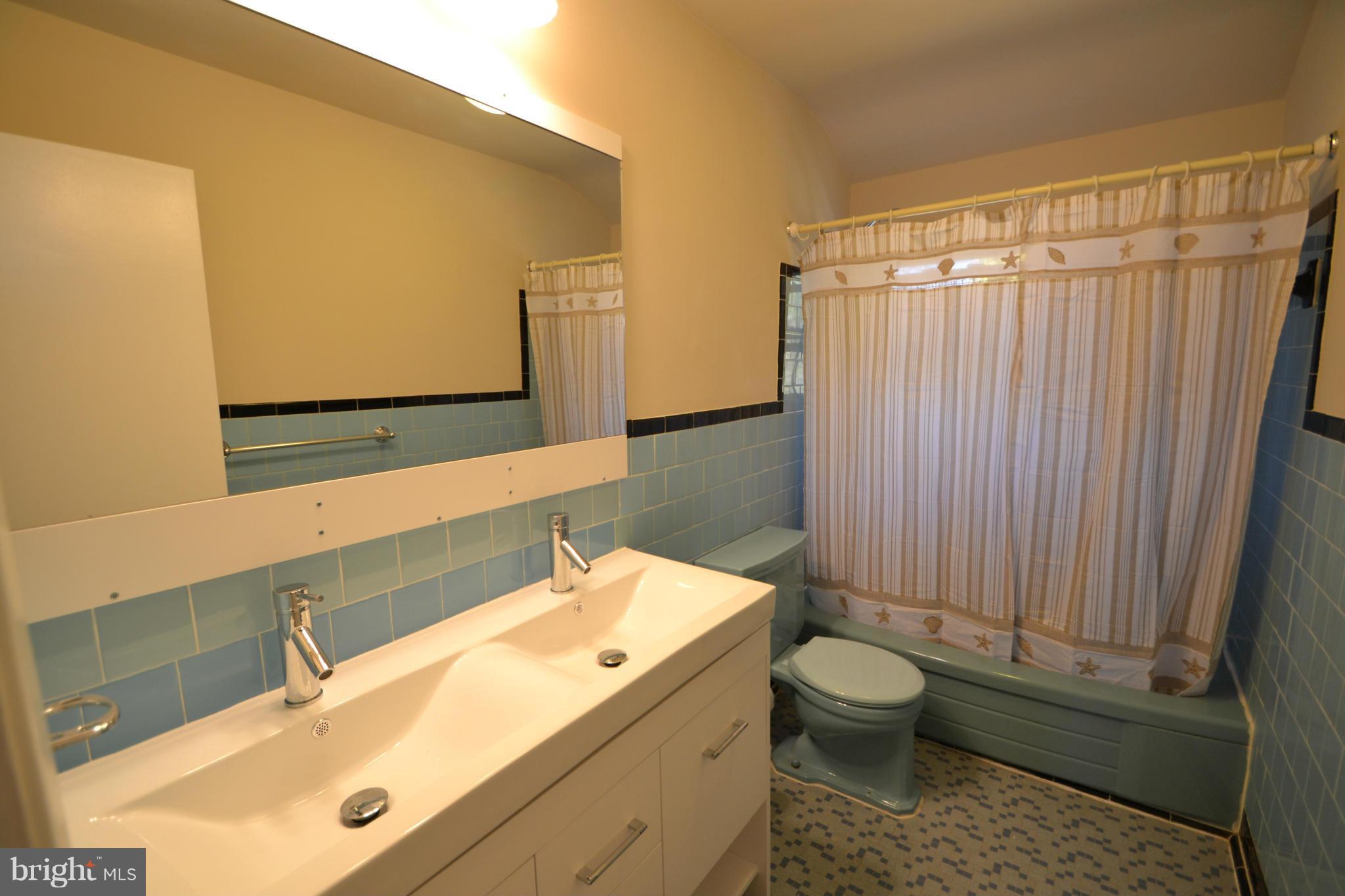 1304 Glenmont Road Baltimore, MD 21239 - Photo 8 of 19 Bath