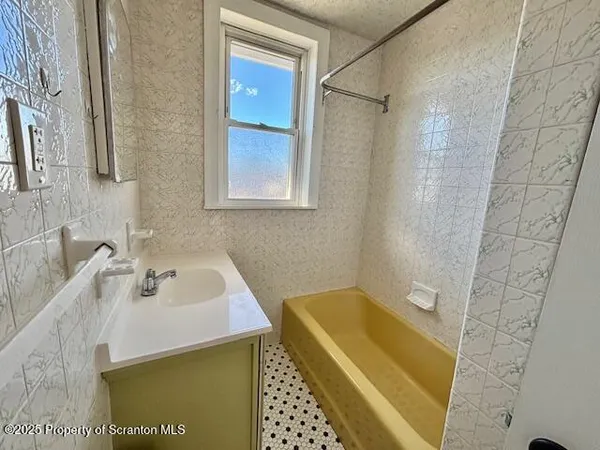 $1,350 | 102 A Searle Street, Pittston, PA 18640